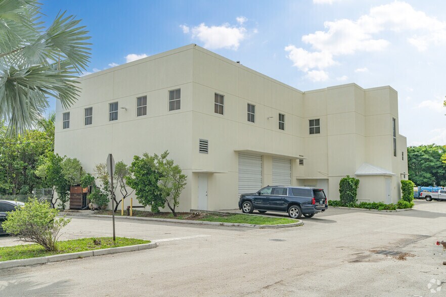 701 SE 32nd Ct, Fort Lauderdale, FL à louer - Photo principale - Image 1 de 15