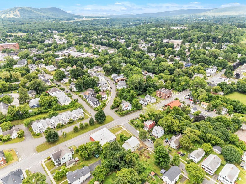 260 Columbus Ave, Pittsfield, MA à louer - Photo du bâtiment - Image 3 de 30