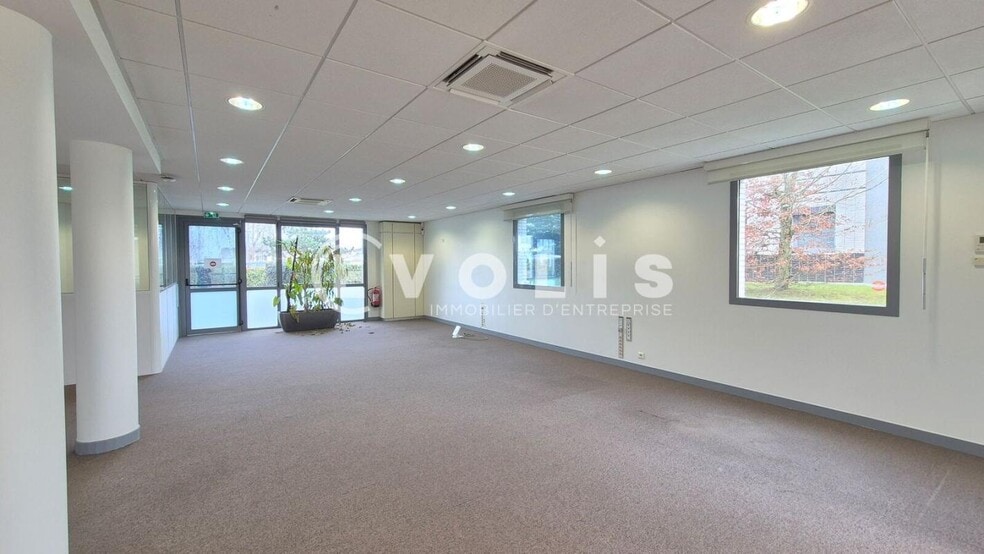 Office in Magny Le Hongre for lease - Interior Photo - Image 3 of 16