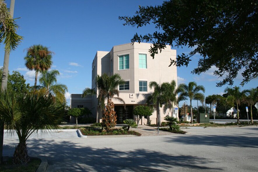 1604 S Harbor City Blvd, Melbourne, FL à louer - Photo du bâtiment - Image 3 de 12