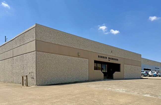 Plus de détails pour 1914 Silver St, Garland, TX - Industriel à louer