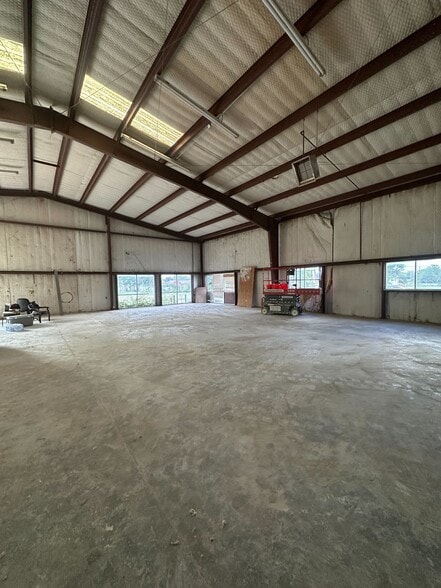 2100 S Riverside Dr, Fort Worth, TX for lease - Building Photo - Image 2 of 9