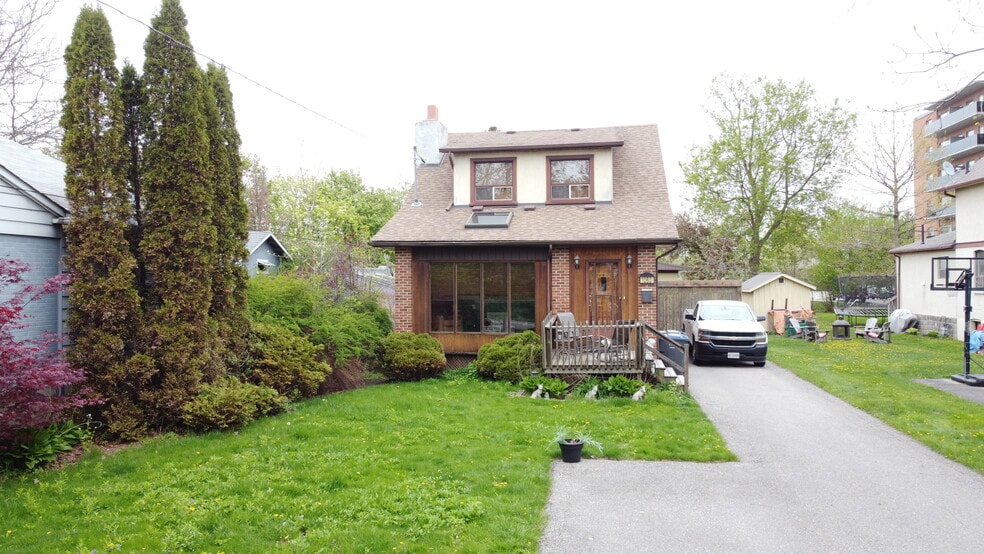 1083 Seneca Av, Mississauga, ON for sale - Primary Photo - Image 1 of 8