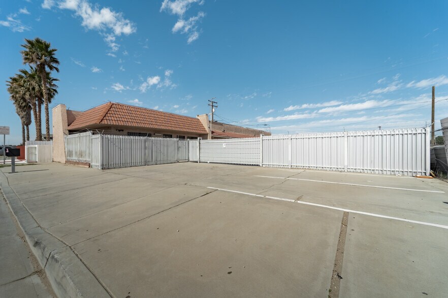 113 W Pillsbury St, Lancaster, CA à vendre - Photo du bâtiment - Image 3 de 20