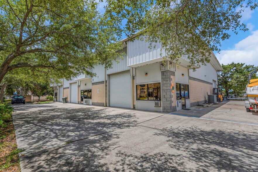 565 Frederica Ln, Dunedin, FL à louer - Photo du bâtiment - Image 3 de 53