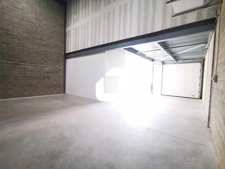 Flex in Bussy-Saint-Martin for lease - Interior Photo - Image 1 of 5