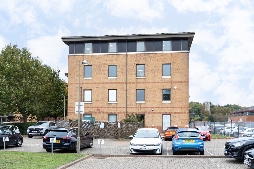 Sir Thomas Longley Rd, Rochester à louer - Photo du bâtiment - Image 2 de 2