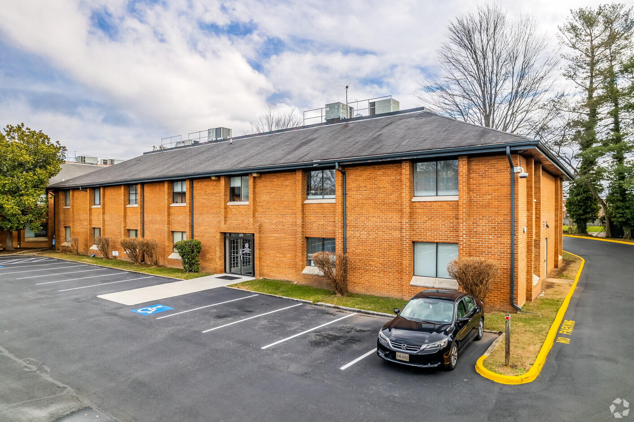 209-211 Gibson St, Leesburg, VA for lease Building Photo- Image 1 of 11