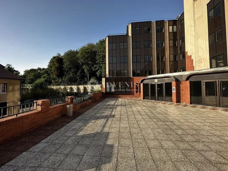 Office in Saint-Germain-en-Laye for lease - Building Photo - Image 2 of 4