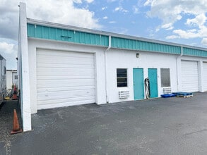 900-920 NE Industrial Blvd, Jensen Beach, FL à louer Photo intérieure- Image 1 de 1