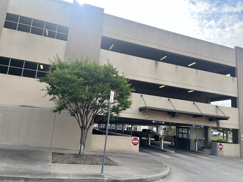 120-122 S College Ave, Tyler, TX à louer - Photo du bâtiment - Image 3 de 18