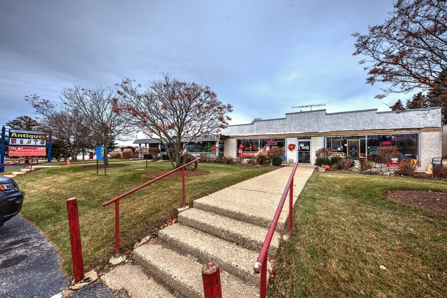 890 Lake Ave, Woodstock, IL à vendre - Photo du bâtiment - Image 2 de 66