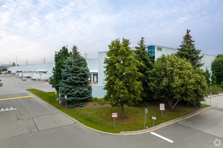 570 Matheson Blvd E, Mississauga, ON à louer - Photo du bâtiment - Image 2 de 5