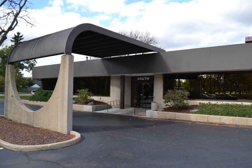 1425 N McLean Blvd, Elgin, IL for sale - Primary Photo - Image 1 of 18