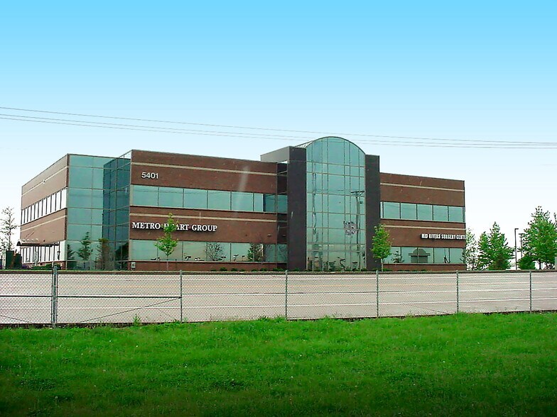 5401 Veterans Memorial Pky, Saint Peters, MO à louer - Photo du bâtiment - Image 2 de 8