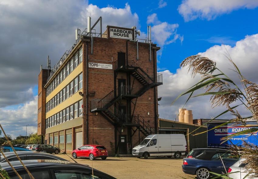 Coldharbour Ln, Rainham for lease - Building Photo - Image 1 of 6