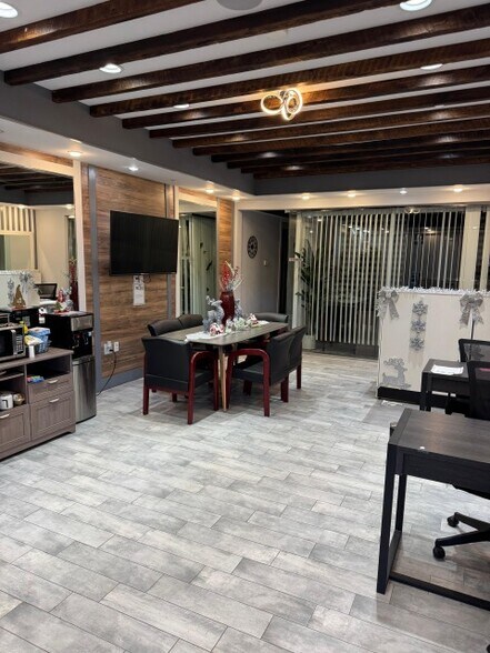 111-11 Jamaica Ave, Richmond Hill, NY à louer - Photo du bâtiment - Image 2 de 10