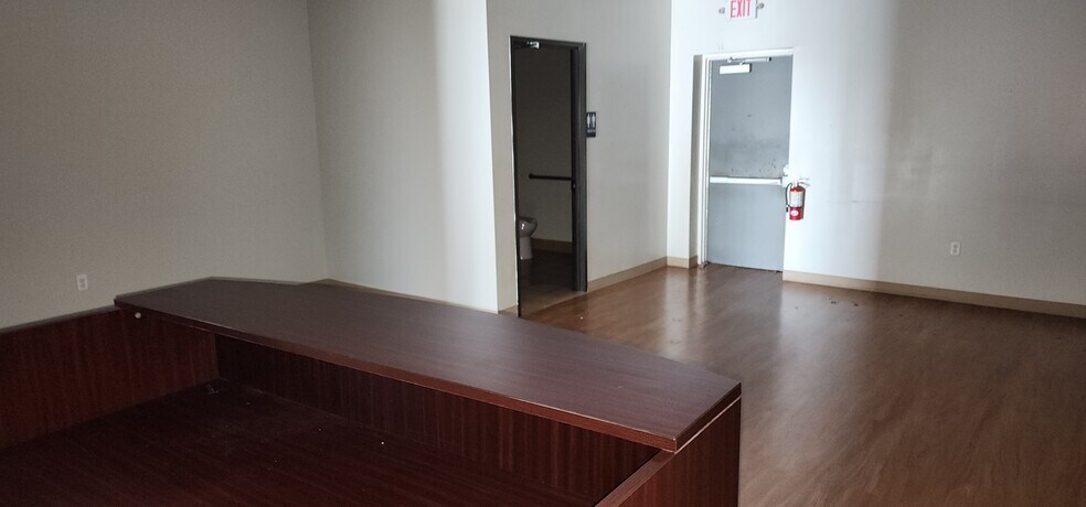 4441 Spencer Hwy, Pasadena, TX à louer - Photo du bâtiment - Image 2 de 9