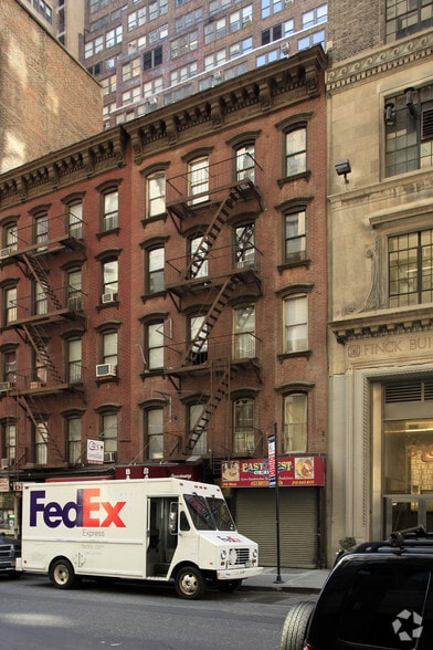 316 W 39th St, New York, NY for lease - Building Photo - Image 2 of 4