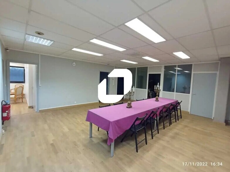 Bureau dans Vitry-sur-Seine à louer - Photo du bâtiment - Image 2 de 8