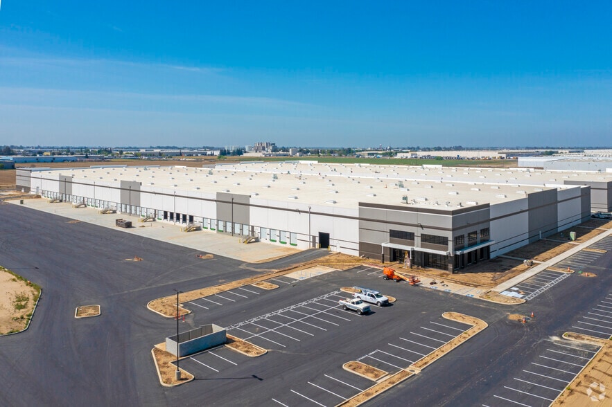 8115 W Riggin Rd, Visalia, CA for lease - Aerial - Image 3 of 14