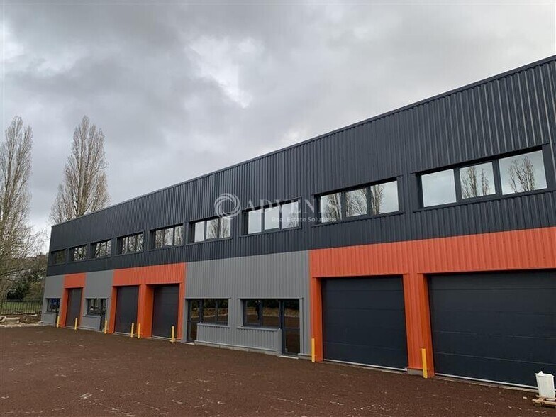 Flex in Trappes for lease - Building Photo - Image 1 of 5