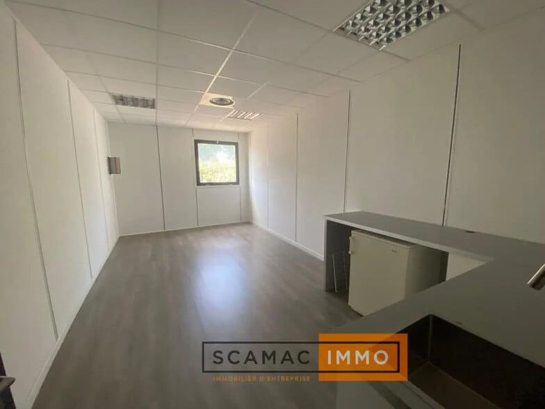 Office in LES MILLES for lease - Interior Photo - Image 2 of 9