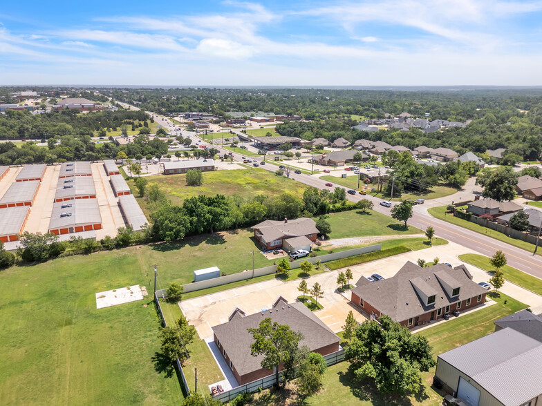 207 E. Memorial Road, Oklahoma City, OK for lease - Building Photo - Image 3 of 14