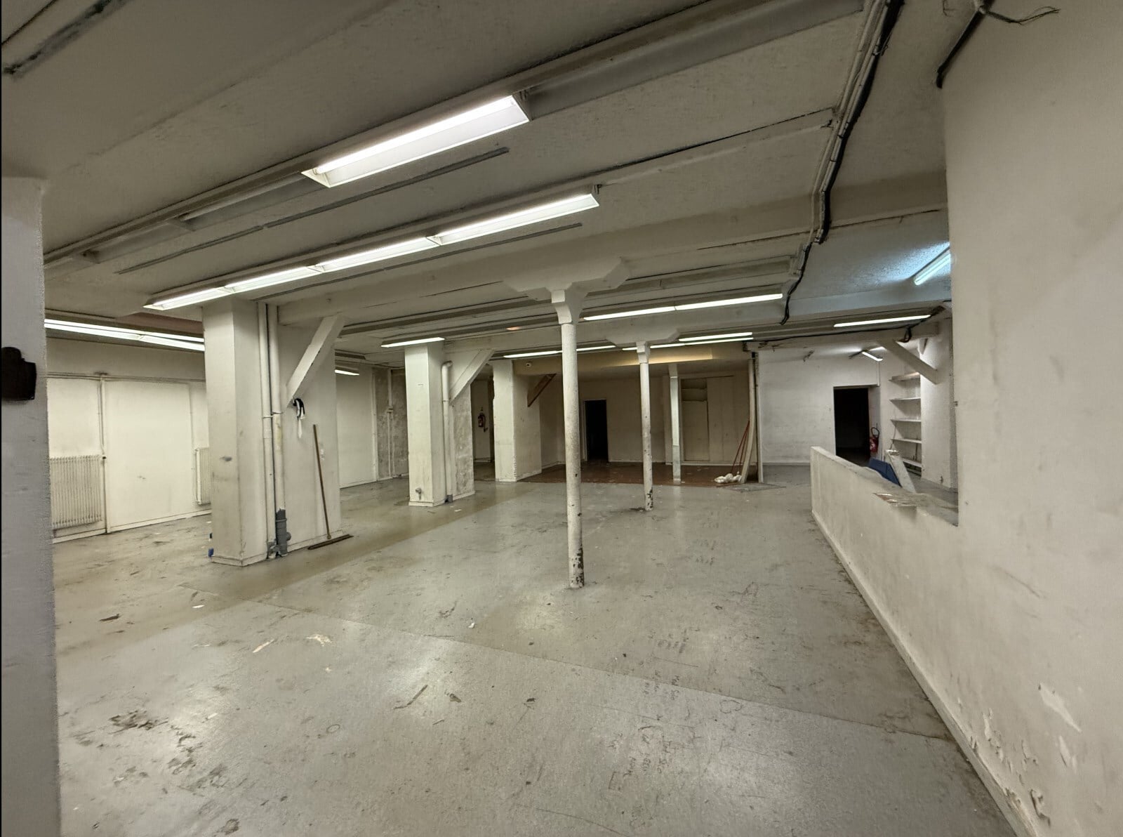 Retail in Paris for lease Building Photo- Image 1 of 6