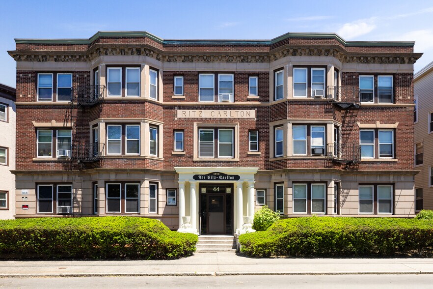 44 Estes St, Lynn, MA à vendre - Photo principale - Image 1 de 1