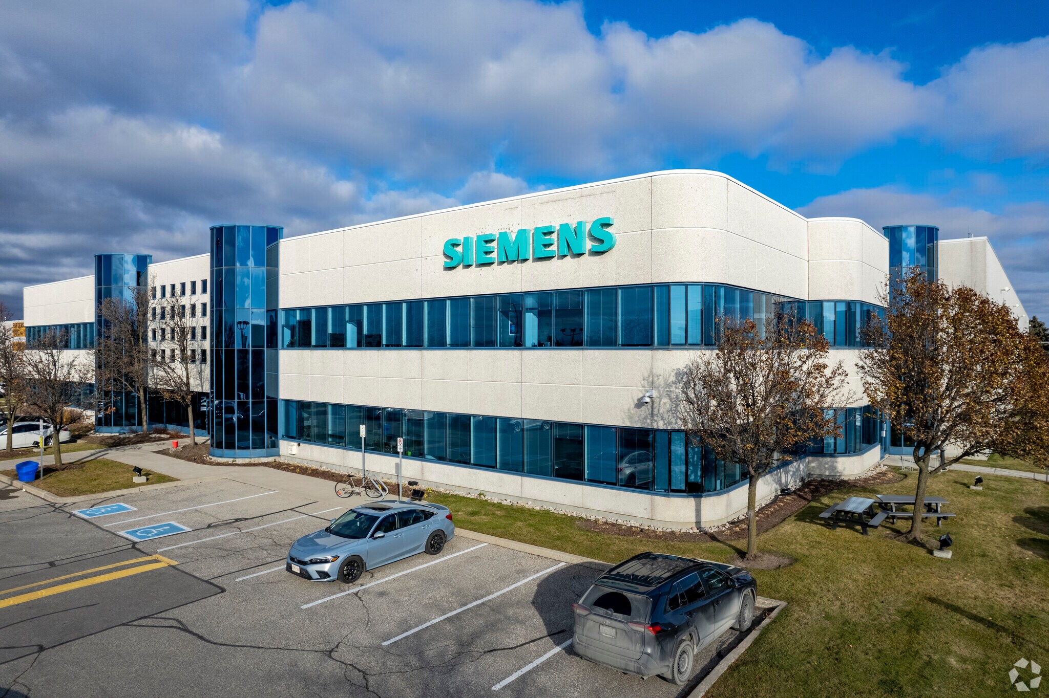 300 Applewood Cres, Vaughan, ON for sale Primary Photo- Image 1 of 1