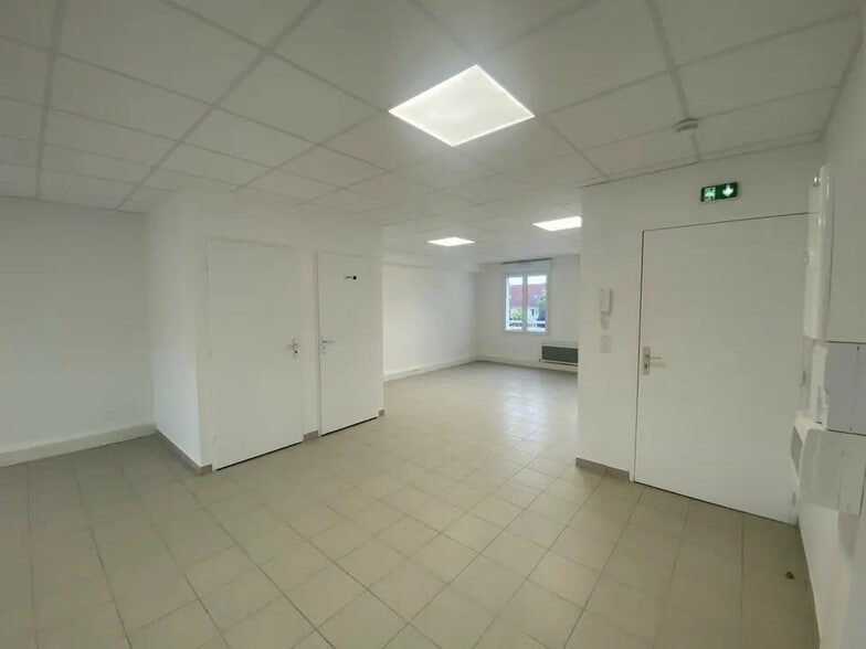 Office in Morsang-sur-Orge for lease - Interior Photo - Image 3 of 4