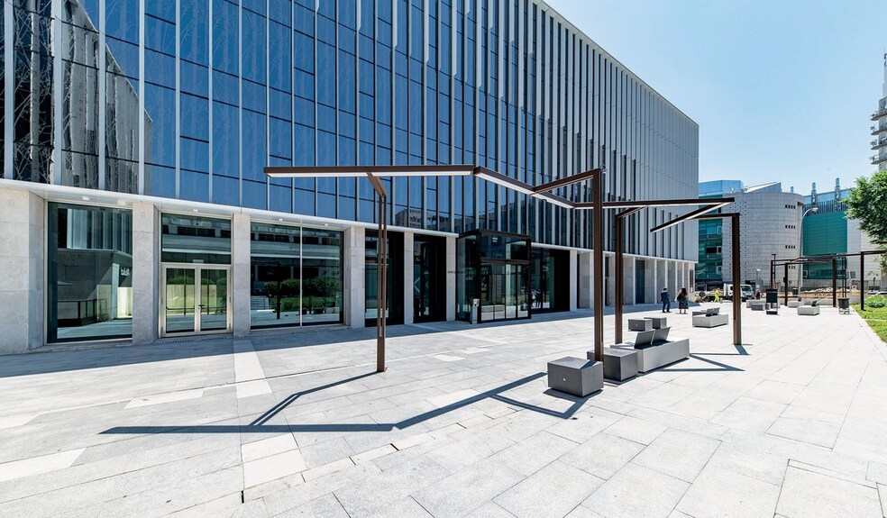 Calle de Julián Camarillo, 21, Madrid, Madrid for lease - Building Photo - Image 3 of 13