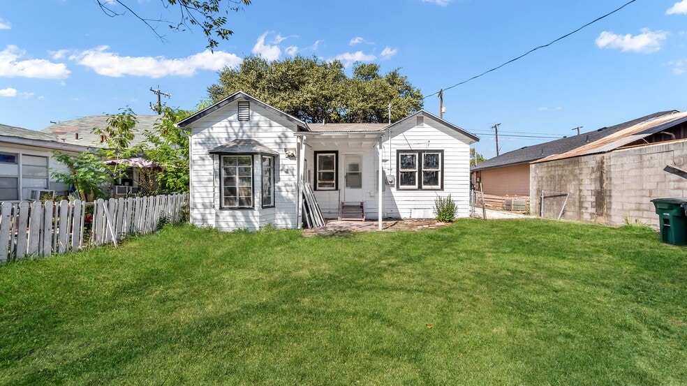 1018 W Hildebrand Ave, San Antonio, TX for lease - Building Photo - Image 2 of 22