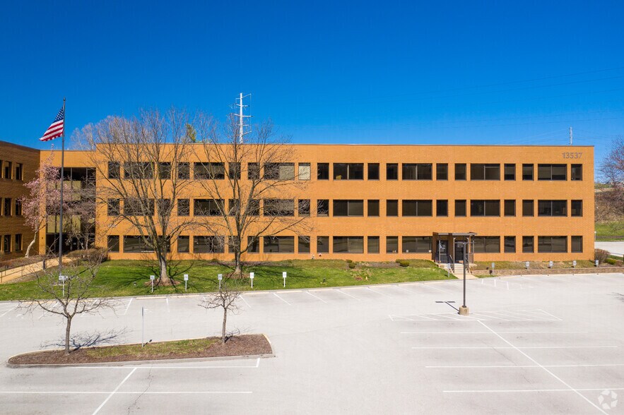 13537 Barrett Parkway Dr, Ballwin, MO for lease - Building Photo - Image 2 of 5