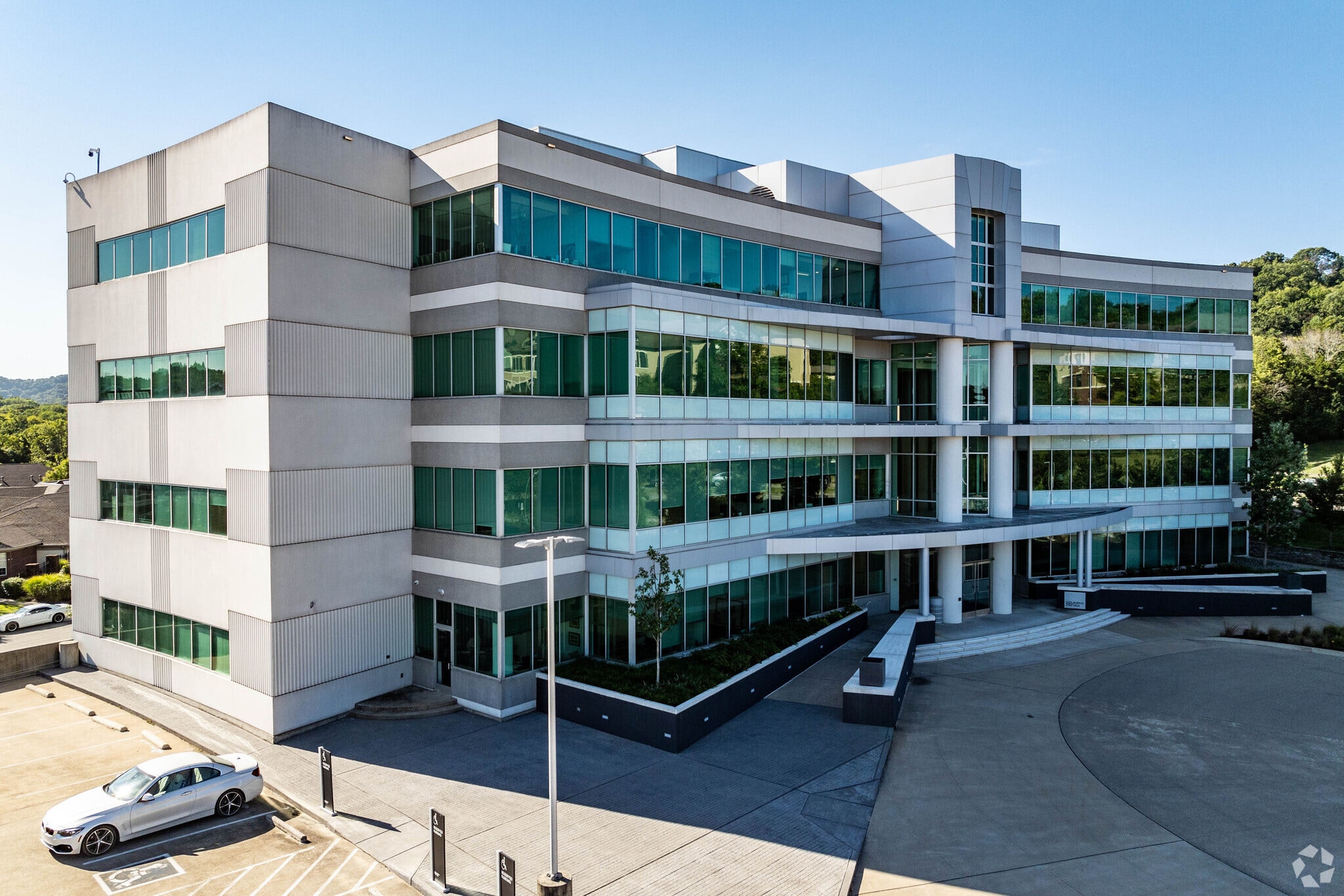 10 Burton Hills Blvd, Nashville, TN for lease Primary Photo- Image 1 of 5