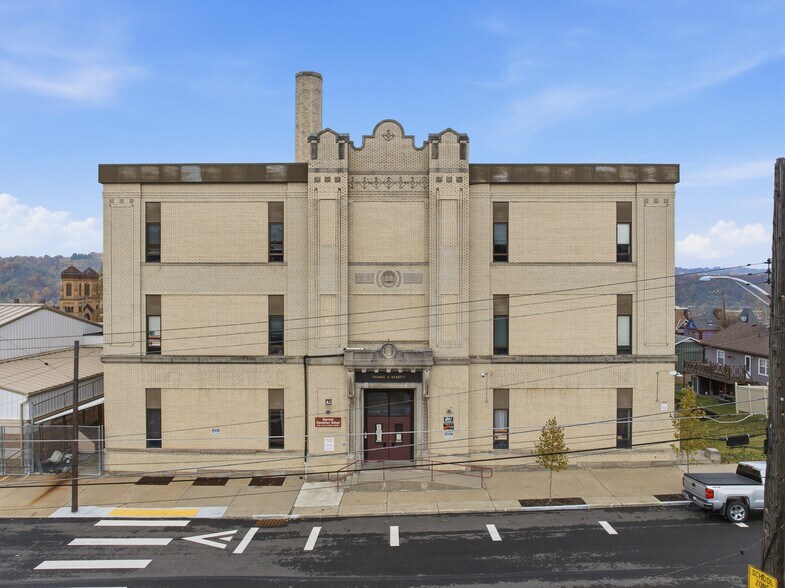 221 E 12th Ave, Homestead, PA à louer - Photo du bâtiment - Image 2 de 54