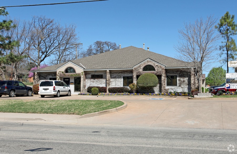 501 E 15th St, Edmond, OK à louer - Photo du bâtiment - Image 2 de 12