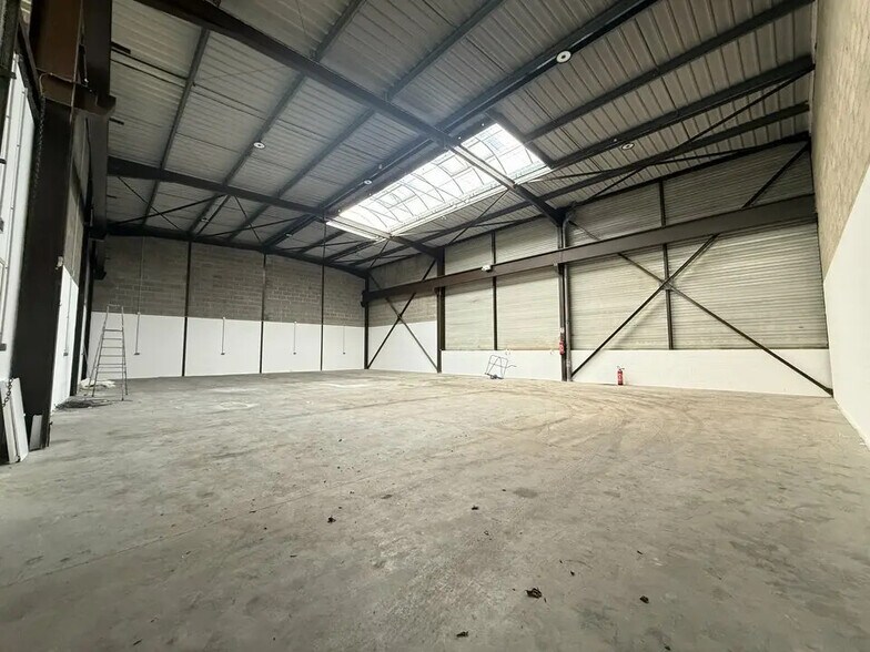 Flex in Le Thillay for lease - Building Photo - Image 2 of 5