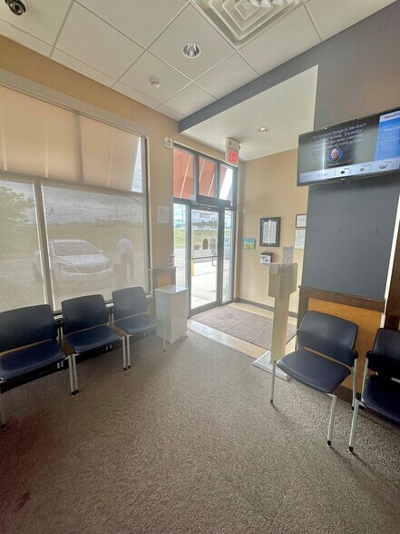 1255 Theatre Dr, Ottumwa, IA for lease - Interior Photo - Image 2 of 7