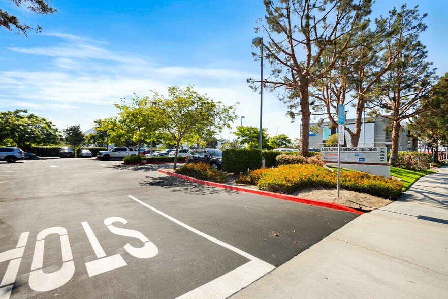 10601 Walker St, Cypress, CA à vendre - Photo du bâtiment - Image 2 de 56