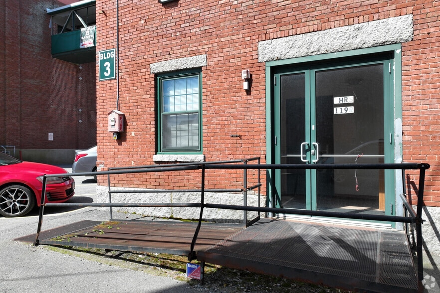 119R Foster St, Peabody, MA à louer - Photo du bâtiment - Image 3 de 8