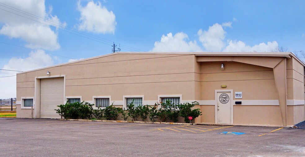 9041 Wingtip Dr, Houston, TX à louer - Photo principale - Image 3 de 8