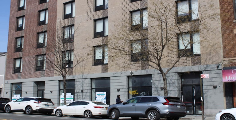 913 E Tremont Ave, Bronx, NY à louer - Photo du bâtiment - Image 1 de 7
