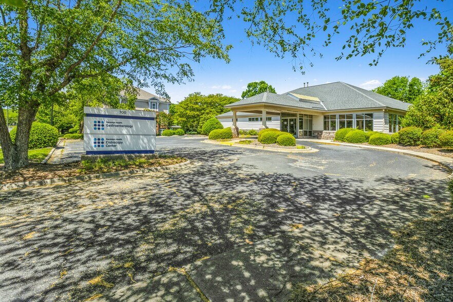 700 Sunset Ave, Asheboro, NC à louer - Photo du bâtiment - Image 3 de 15