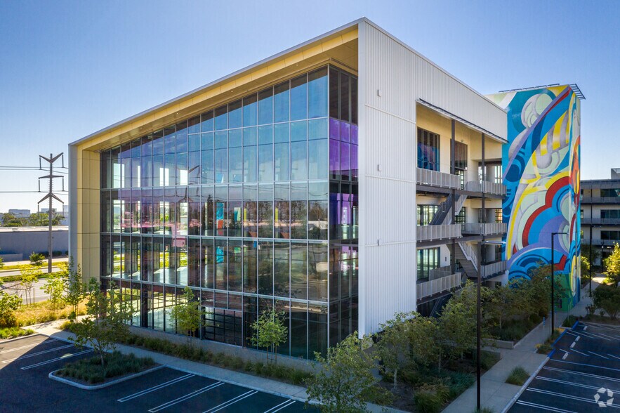 1730 Flight Way, Tustin, CA à louer - Photo du bâtiment - Image 3 de 80