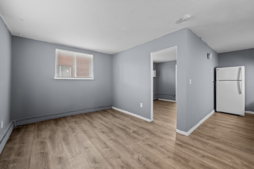 11916 & 12000 E 14TH AVE portefeuille de 2 propriétés à vendre sur LoopNet.ca - Photo du bâtiment - Image 2 de 22