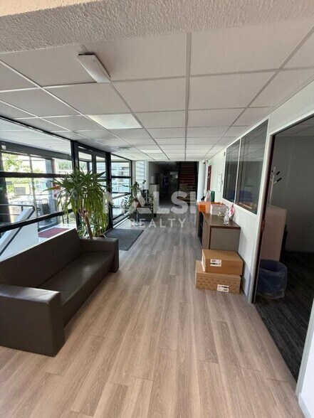 Bureau dans Chasse-sur-Rhône à vendre - Photo du bâtiment - Image 2 de 12
