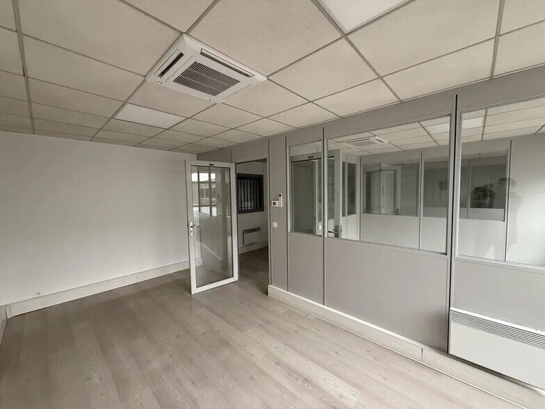 Office in Villepinte for lease - Interior Photo - Image 3 of 5