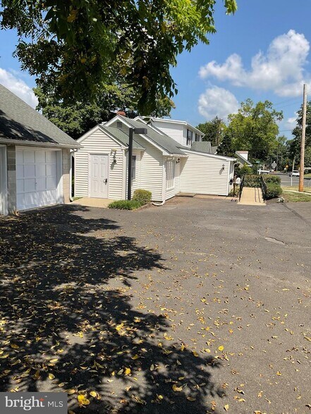 300 Spruce St, Doylestown, PA à vendre - Photo du bâtiment - Image 2 de 28